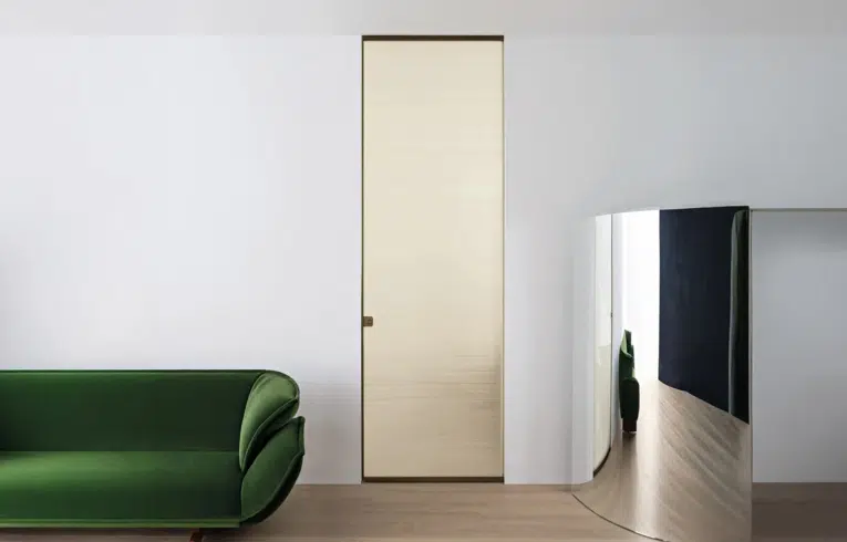 Porte coulissante vitrée seule encastrée dans le mur