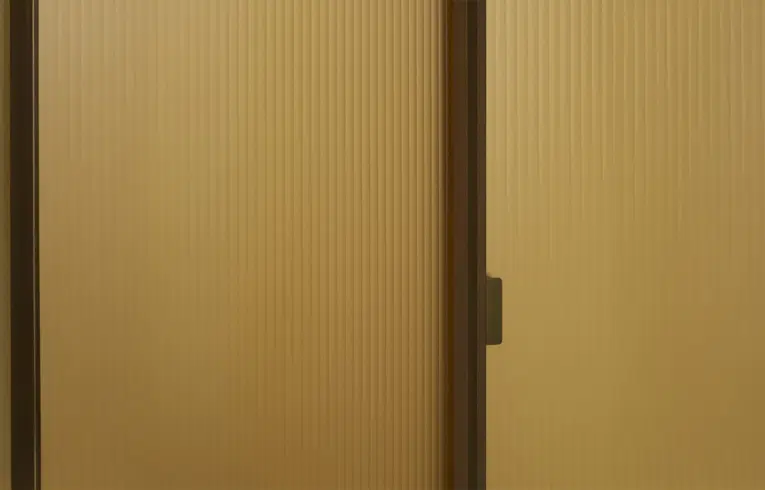Porte pliante vitrée avec encadrement en laiton bronze