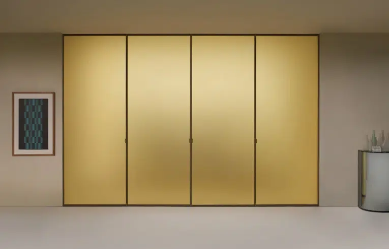 Porte pliante vitrée avec du verre teinté et l'encadrement en laiton bronze