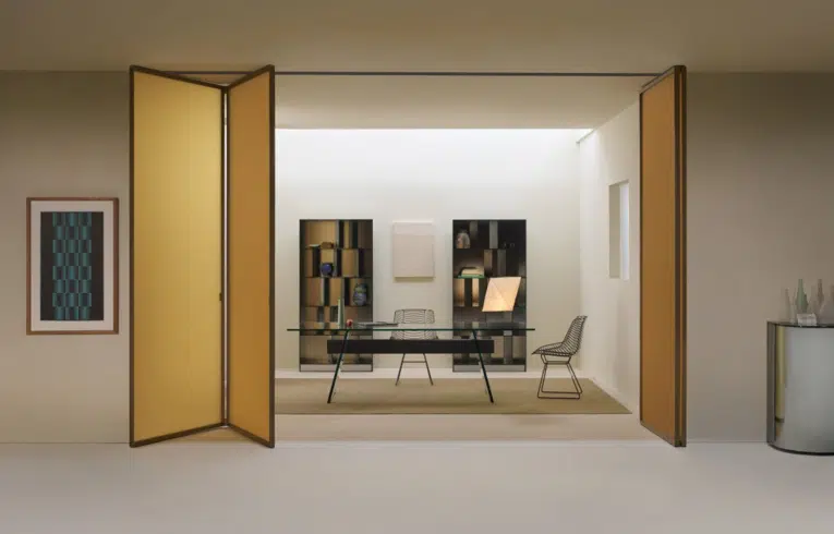 Porte pliante vitrée avec du verre cannelé teinté