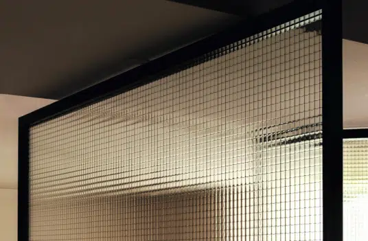 Portes vitrées intérieures haut de gamme pivotantes en détail