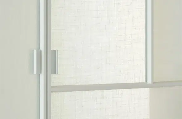 Porte vitrée intérieur avec encadrement et détails en laiton blanc