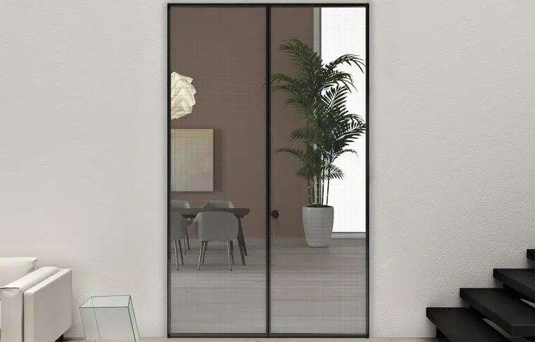 Porte battante vitrée avec un verre original sur mesure