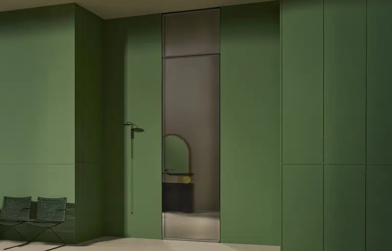 Porte battante vitrée avec une vitre teintée
