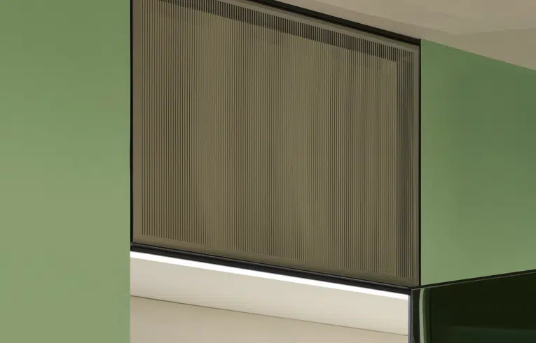 Porte battante vitrée avec une vitre supérieure