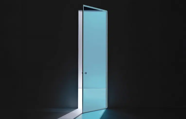 Porte battante vitrée avec le modèle aladin swing plain mono