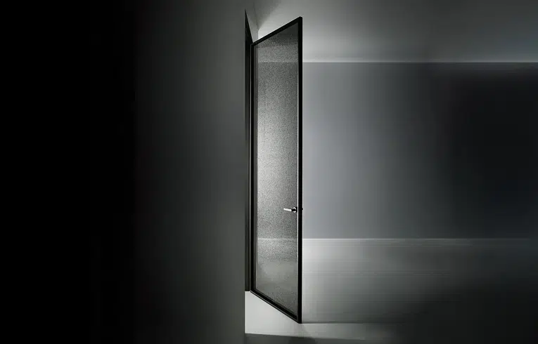 Porte battante vitrée avec un verre composé d'un tissu noir