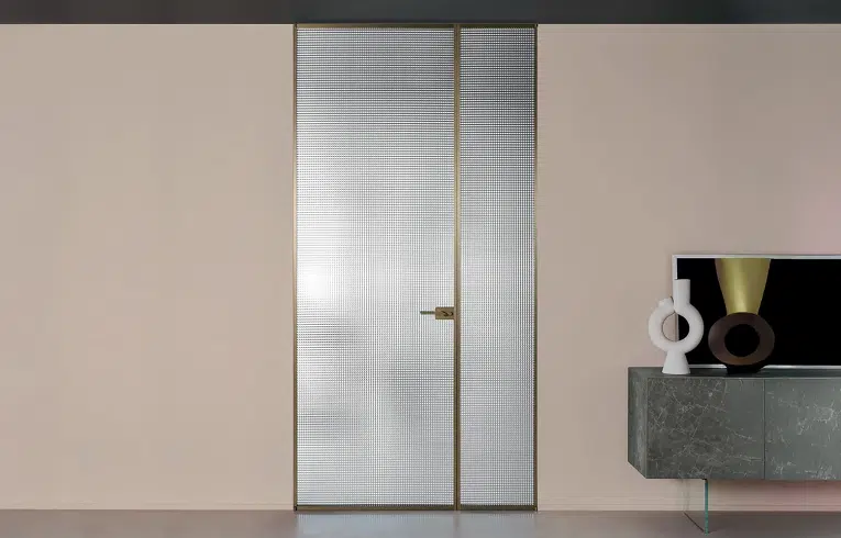 Porte battante vitrée avec un verre transparent carrelé