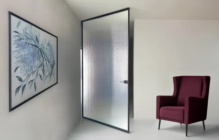 Porte battante vitrée avec le modèle de chez Porro, la sherazade plain