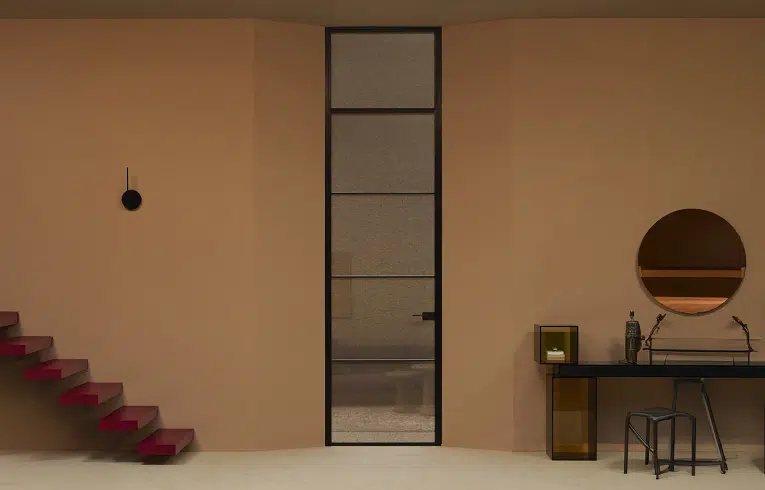Porte battante vitrée élégante style sombre