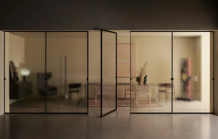 Portes pivotantes vitrées de chez Glass Italia