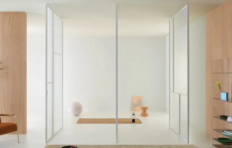 Porte pivotante vitrée avec pivots