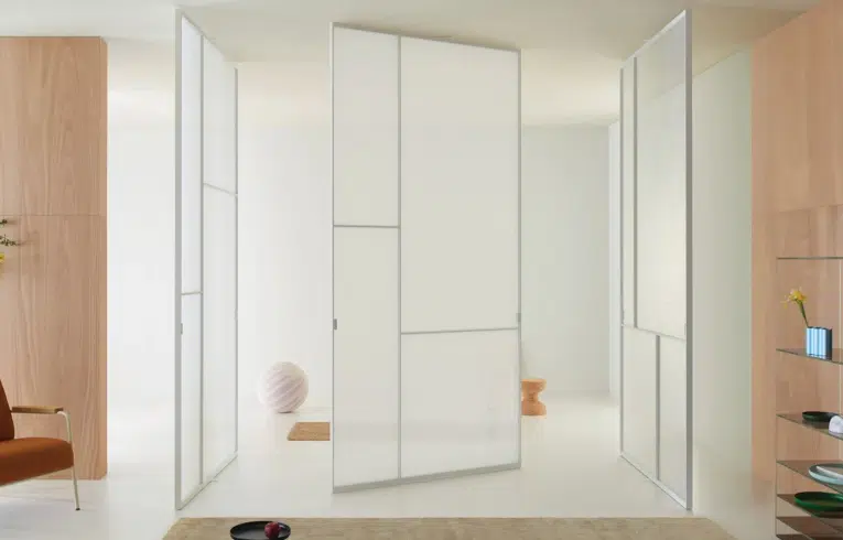 Portes pivotantes vitrées faisant avec encadrement en inox blanc