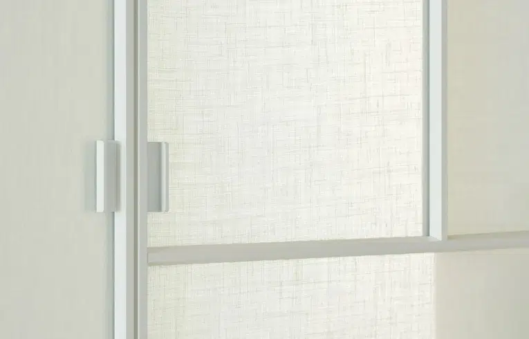 Porte pivotante vitrée avec un zoom sur le verre et la structure