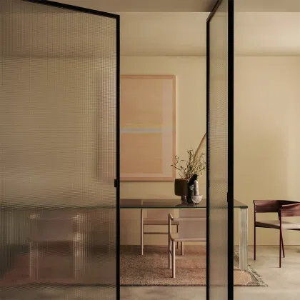 Portes pivotantes vitrées intérieures avec détails sur le verre des portes